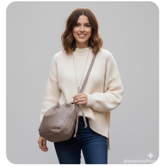 Vintage Bottega Veneta Taupe Intrecciato Buttery Leather Drawstring Hobo Bag - Picture 2 of 16